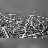Luchtfoto van het Oude Dorp van Houten, met centraal de Pleinkerk, met op de achtergrond de Utrechtseweg en Schalkwijkseweg, vanuit het noorden gezien, in april 1976. Vervaardigd door Prov. Utrecht. Bron: HUA, beeldbank, nr. 847539.